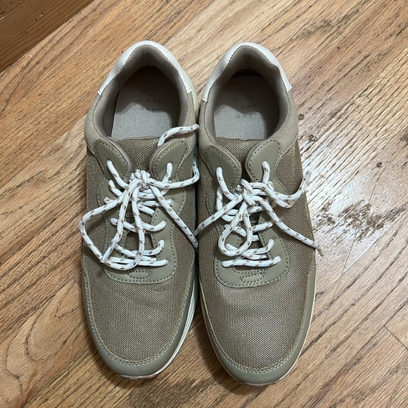 Barley warn like new women’s size 9 shoes - Picture 2 of 4